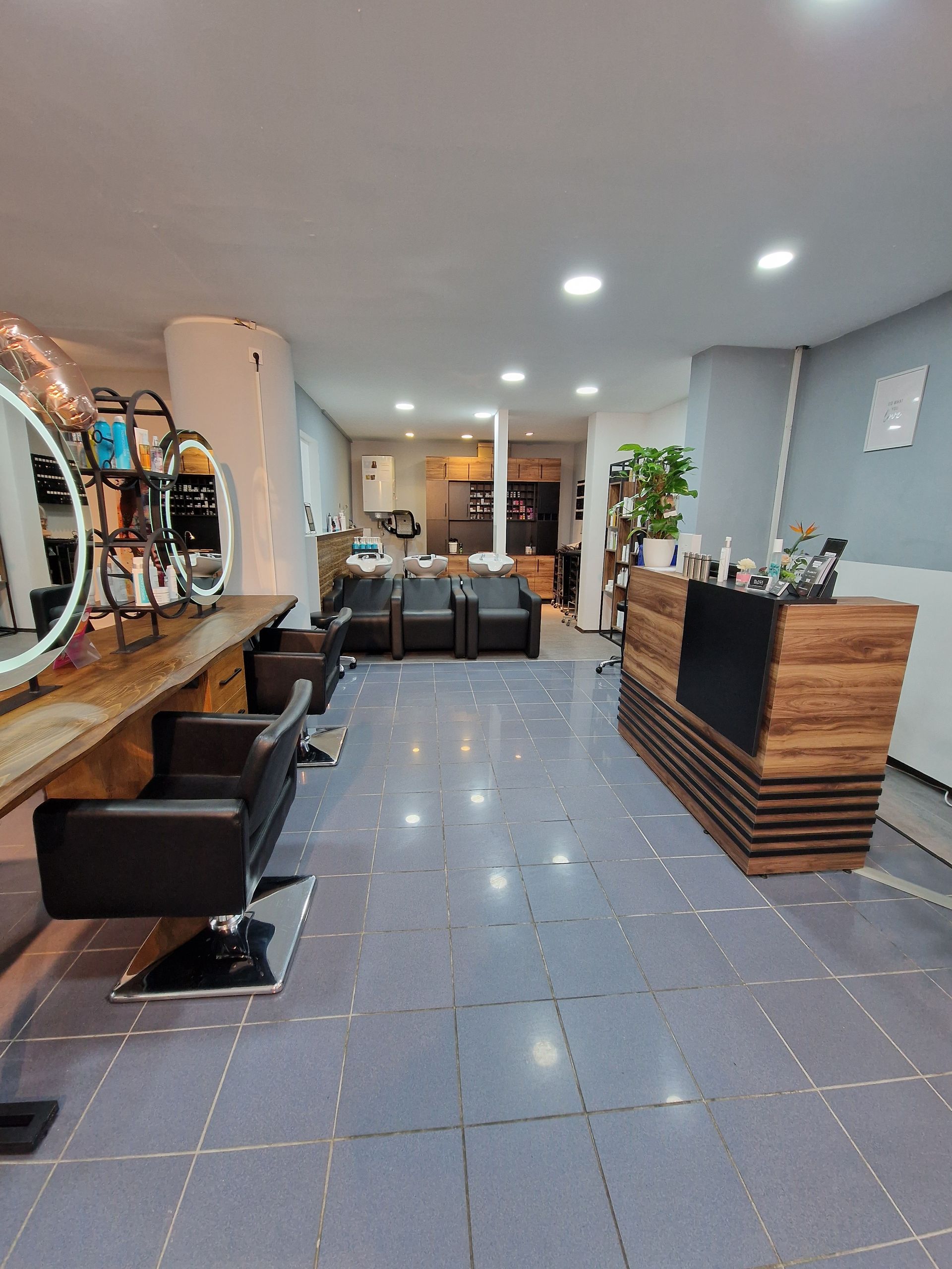 Salon Ansicht mit Theke vom Friseur Black & White in Ansbach