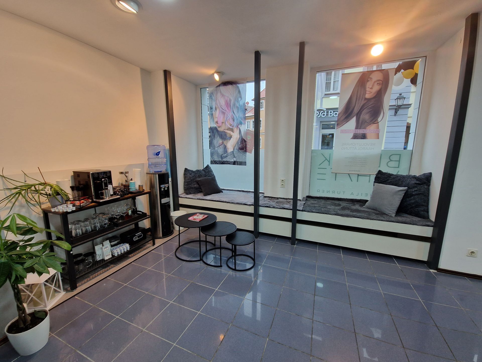 Lounge Ansicht vom Friseur Black & White in Ansbach