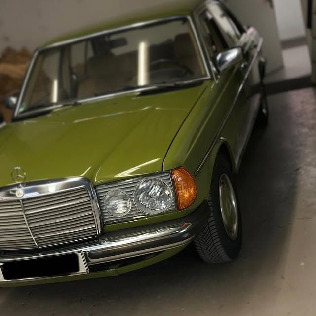 Grüner Oldtimer schräg