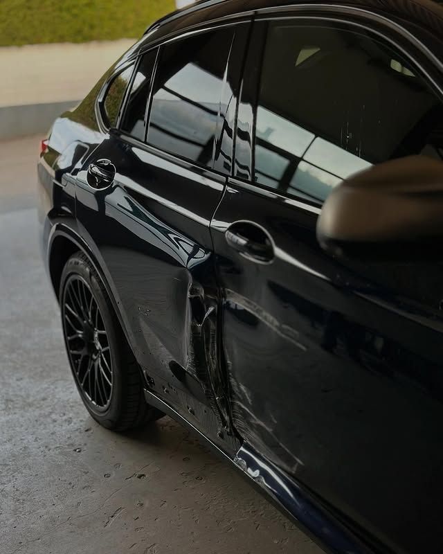 Schwarzes Auto schräge Ansicht