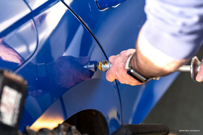 Reparatur eines blauen Autos