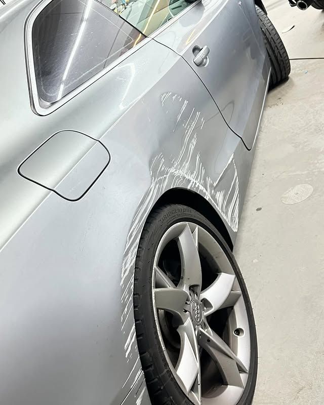 Abgenutztes, silbernes Auto schräge Ansicht
