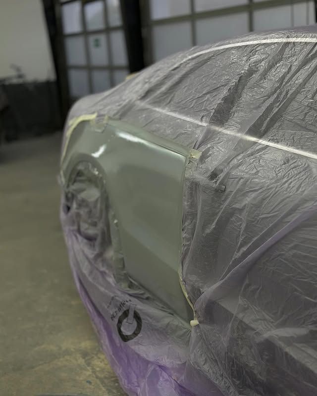 Abgenutztes, silbernes Auto Seitenansicht