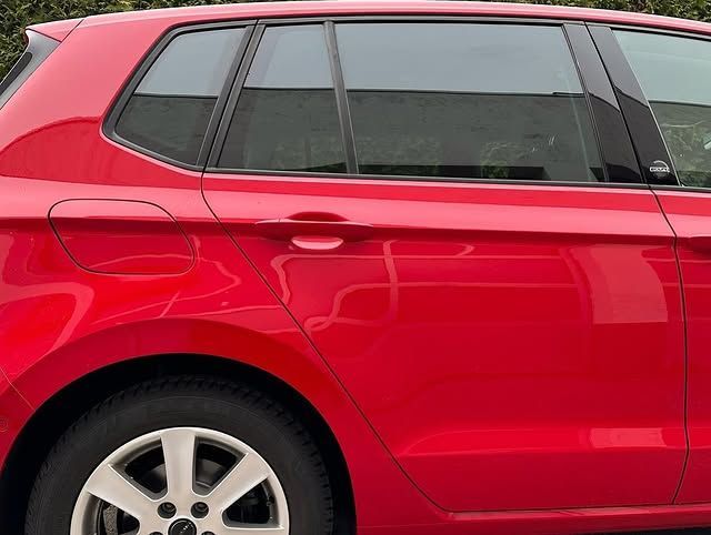 Rotes Auto Seitenansicht
