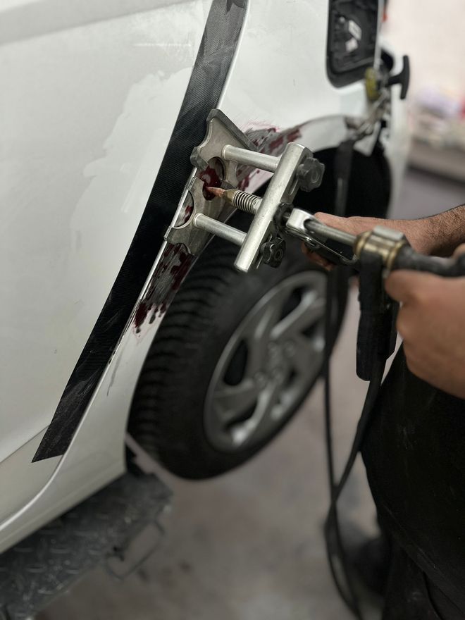 Reparatur eines blauen Autos