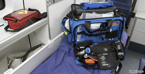 L'ambulance possède un défibrillateur pour ses interventions d'urgence