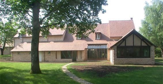 Une maison avec baie vitrée