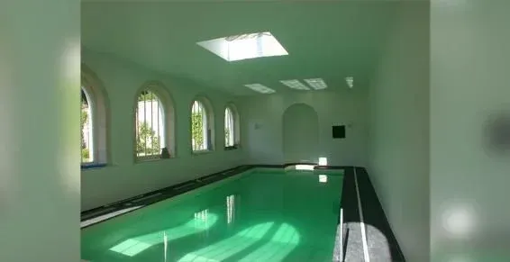 Maison avec piscine intérieure