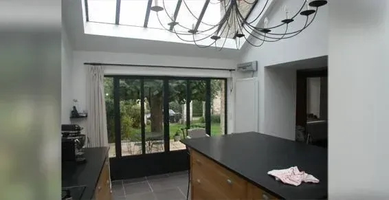 Cuisine avec baie vitrée