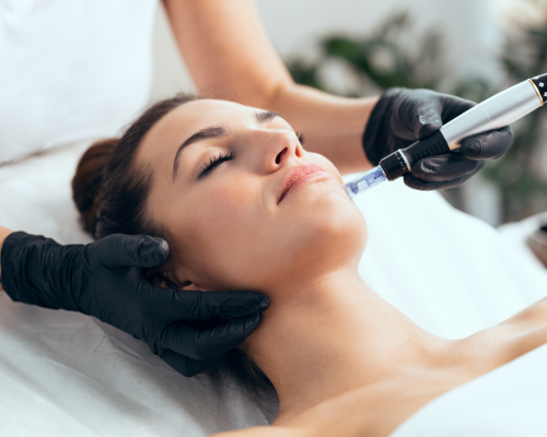 Una mujer está recibiendo un tratamiento facial en un salón de belleza.