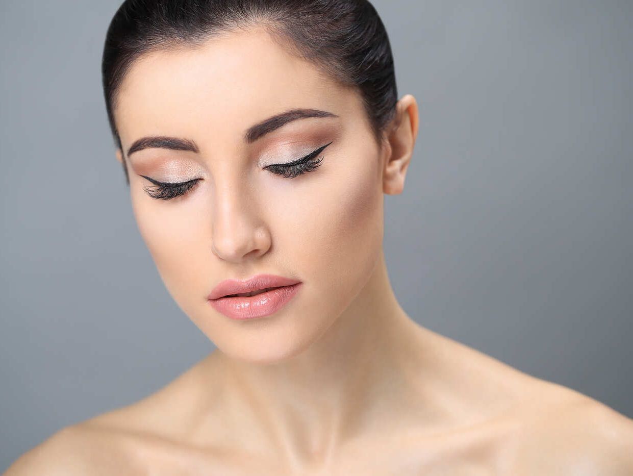 Un primer plano del rostro de una mujer con los ojos cerrados.