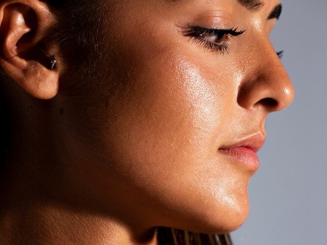 Un primer plano del rostro de una mujer con la cabeza rapada.