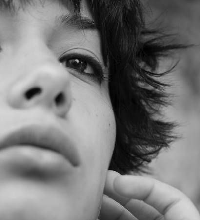 Un primer plano del rostro de una mujer en una fotografía en blanco y negro.