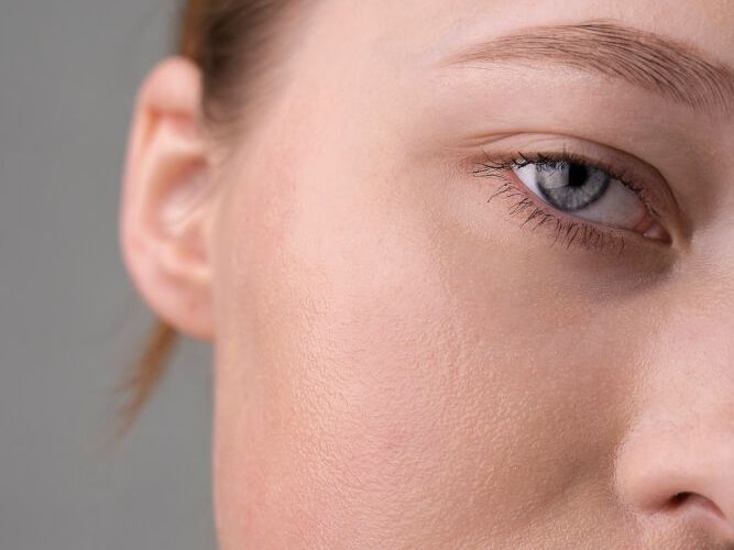 Un primer plano del rostro de una mujer con un ojo azul.