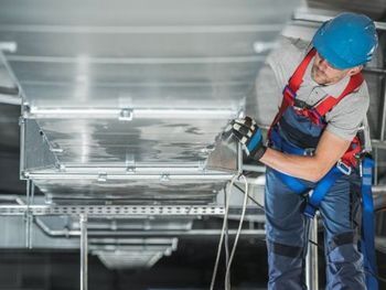 Arbeiter an einer Lüftungsanlage