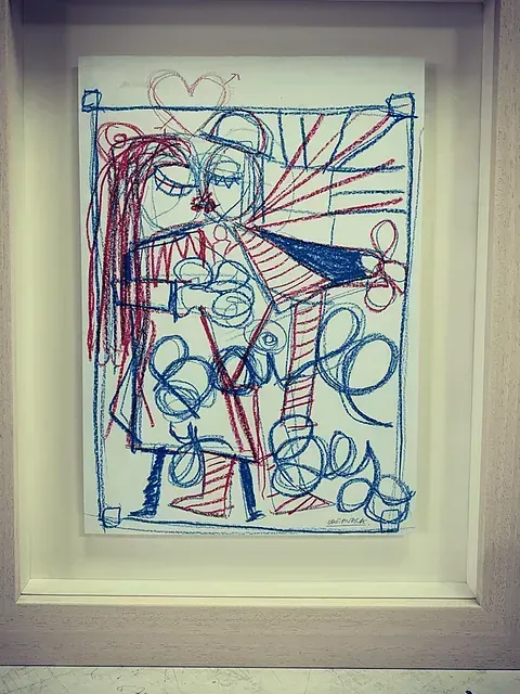 Dibujo abstracto en marco de madera; líneas rojas y azules forman figuras, formas y la palabra