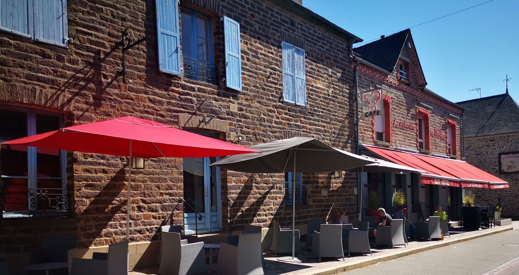 Devanture du restaurant La Gibecière avec des tables en terrasse.