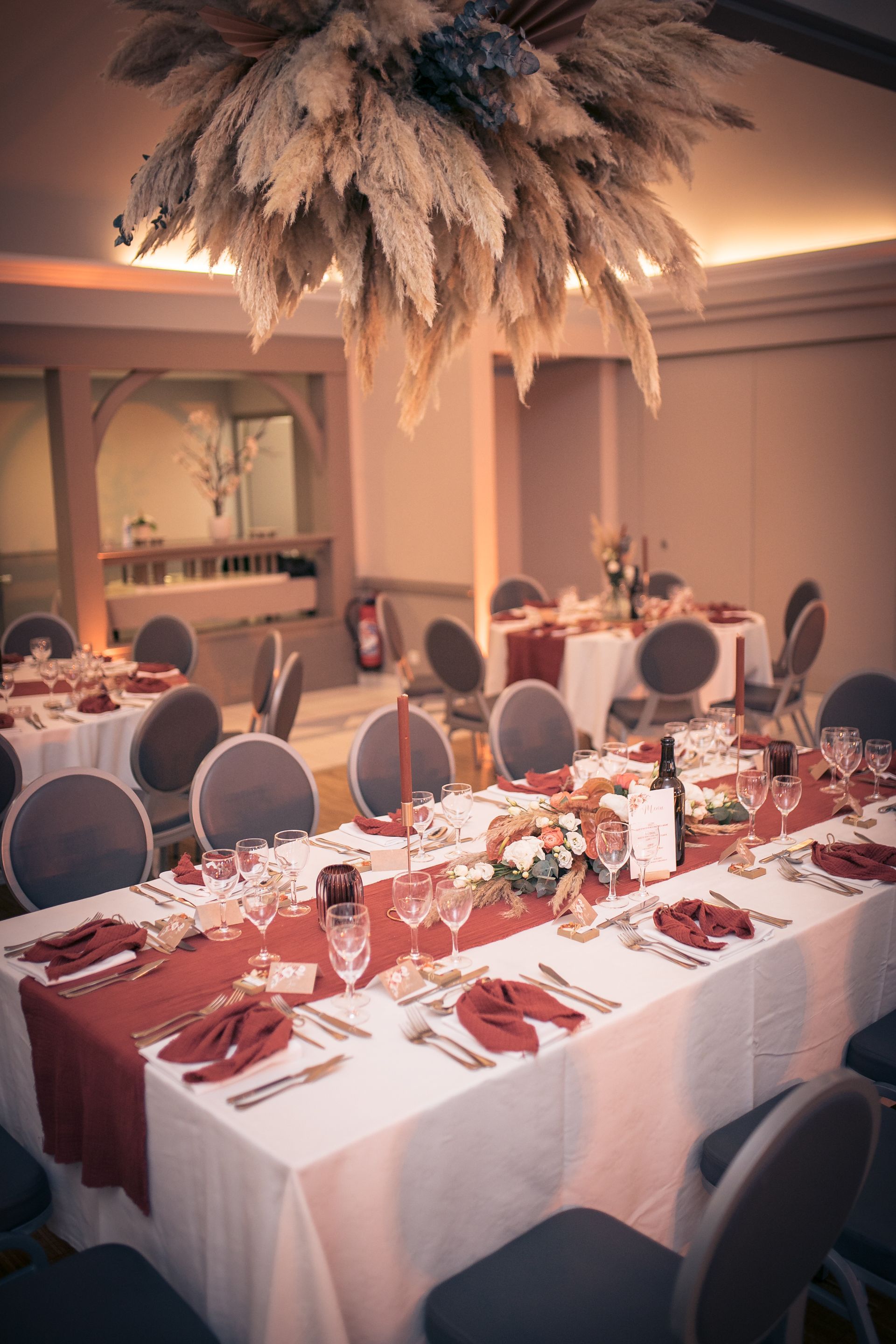Tables de réception pour un mariage.