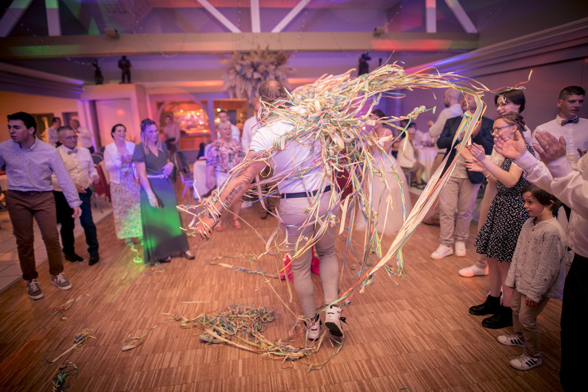 Homme qui danse dans une salle des fêtes.