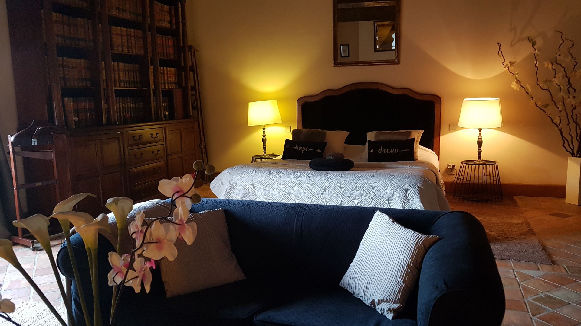 Chambre d'hôtel avec un canapé bleu.