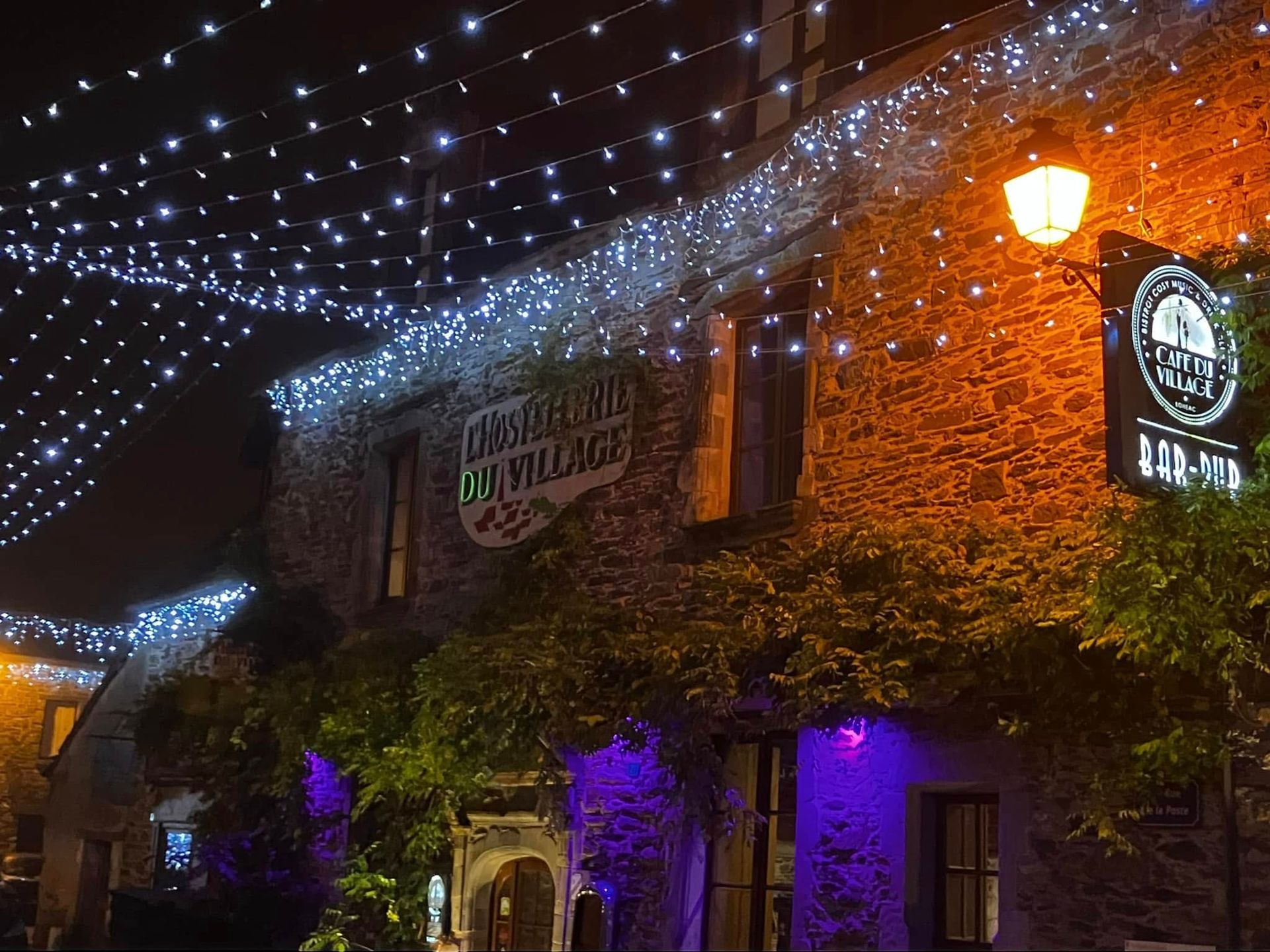 Devanture de nuit du Café du Village.