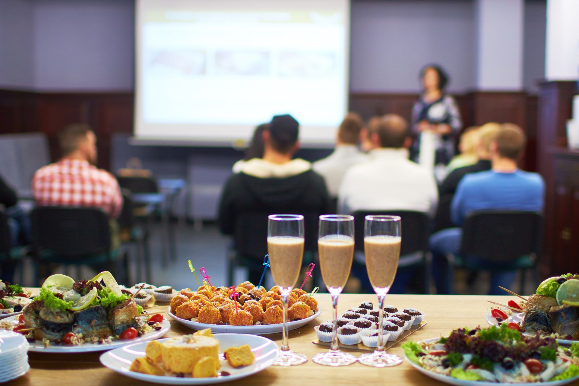 Séminaire d'entreprise avec un buffet.