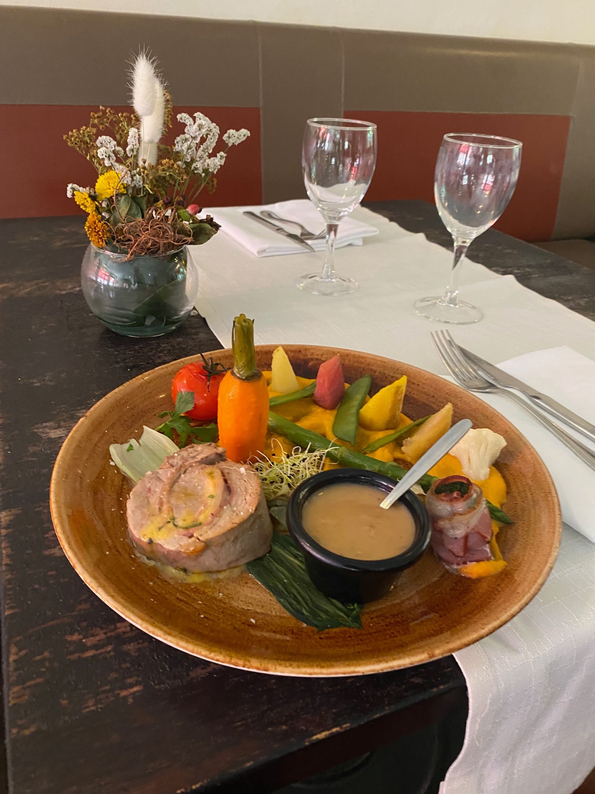 Assiette de légumes avec de la viande en sauce.