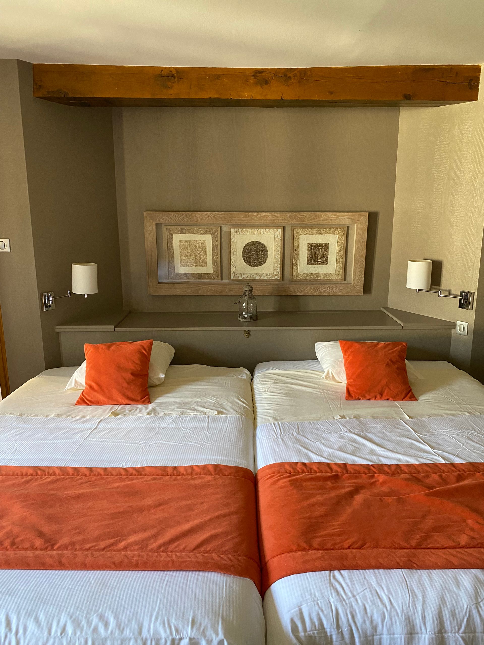 Chambre d'hôtel avec lit double.