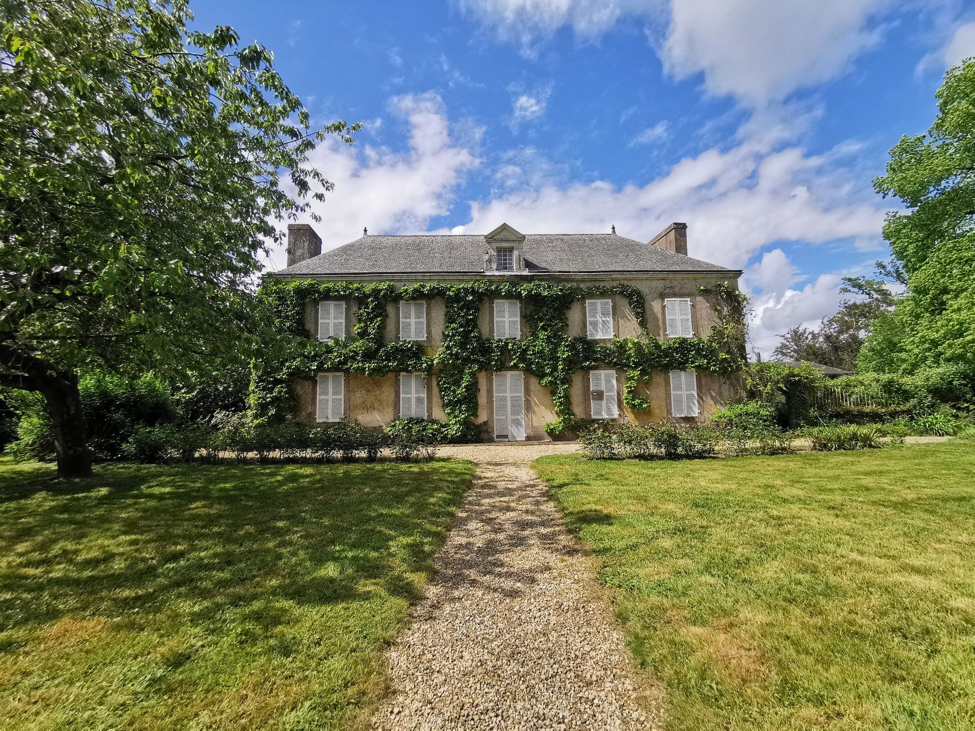 Homme qui danse pendant un mariage.