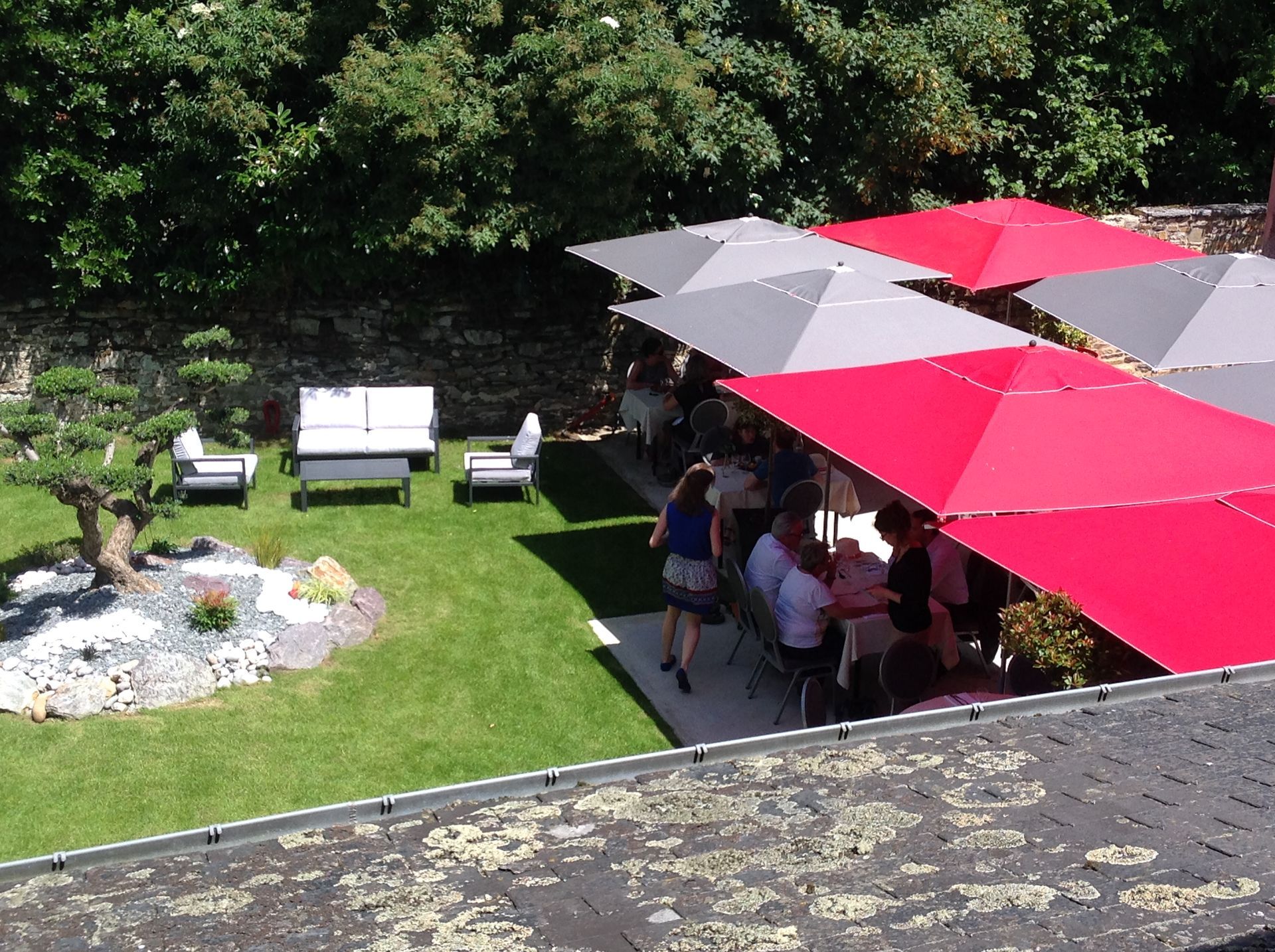 Cour intérieure du restaurant La Gibecière avec des parasols.