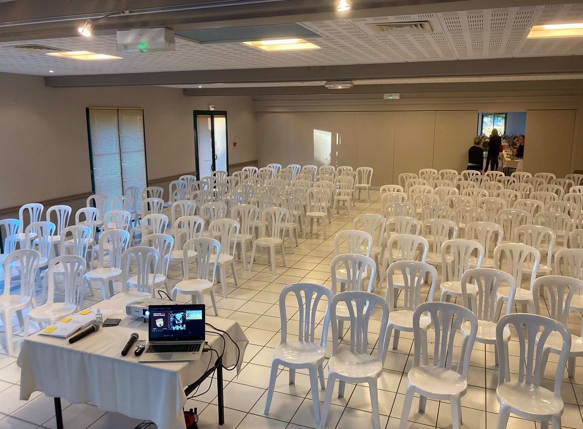 Salle du Chèvrefeuille avec des chaises en plastique.