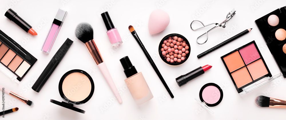Ci sono molti tipi diversi di prodotti per il trucco sul tavolo.