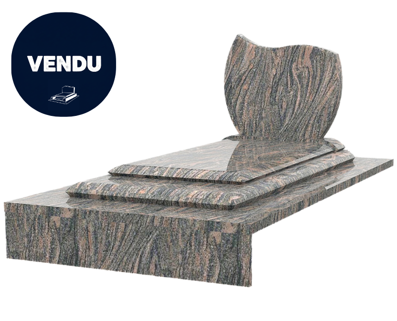 Pierre tombale en granit à sommet en forme de bouclier, posée sur une base rectangulaire, dans des tons de brun et de gris.