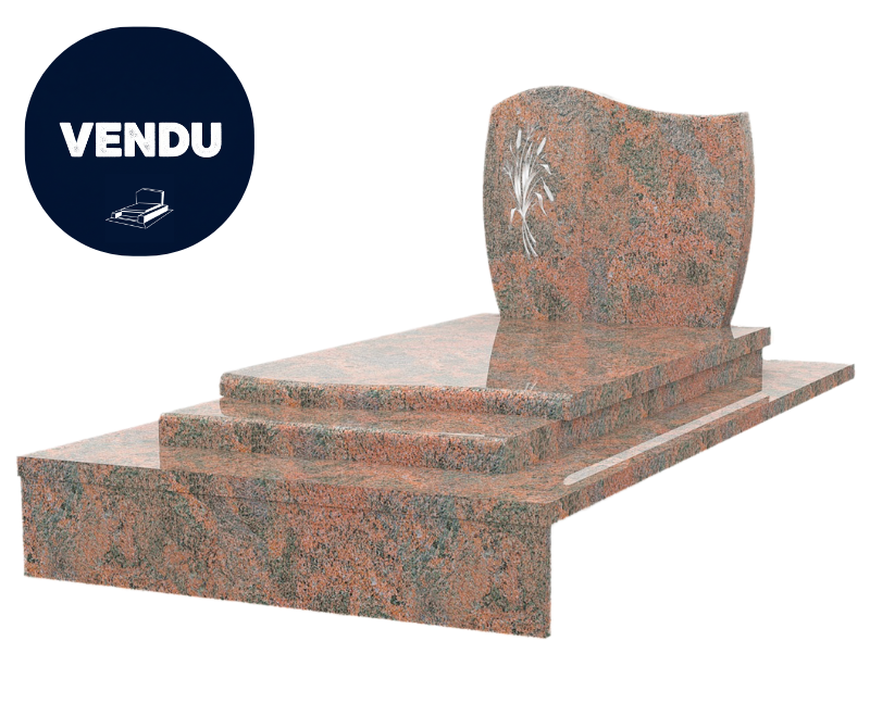Pierre tombale en granit rouge avec sommet incurvé, base à plusieurs niveaux et motif gravé.