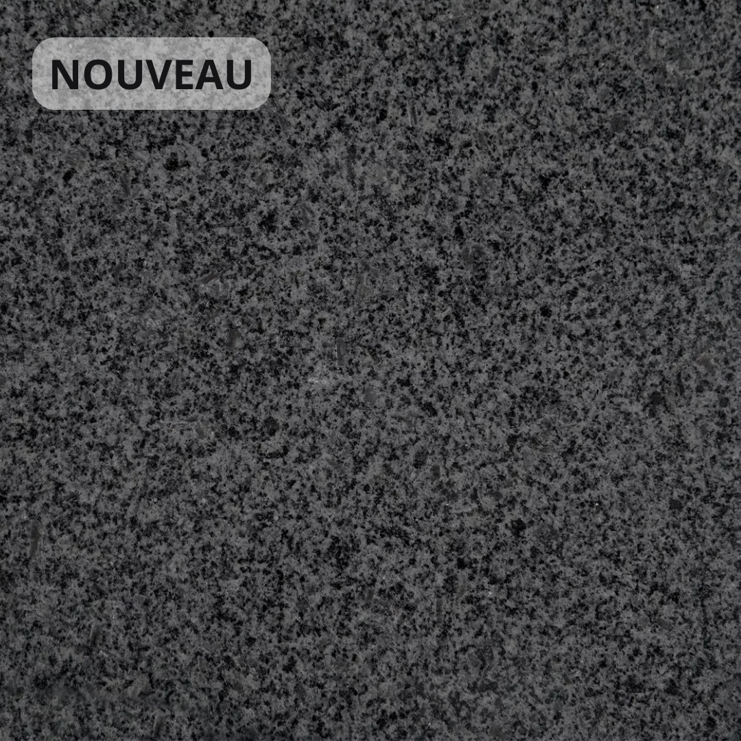 Comptoir en granit gris foncé.