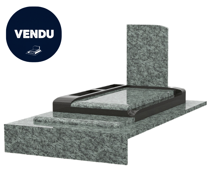 Pierre tombale en granit gris avec une partie surélevée, une bordure foncée et une plaque verticale.