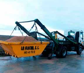 Un contenedor de basura amarillo está en la parte trasera de un camión.
