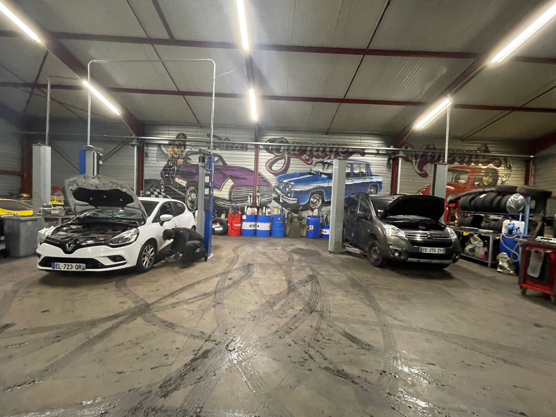 Intérieur du garage, réparation sur 2 véhicules