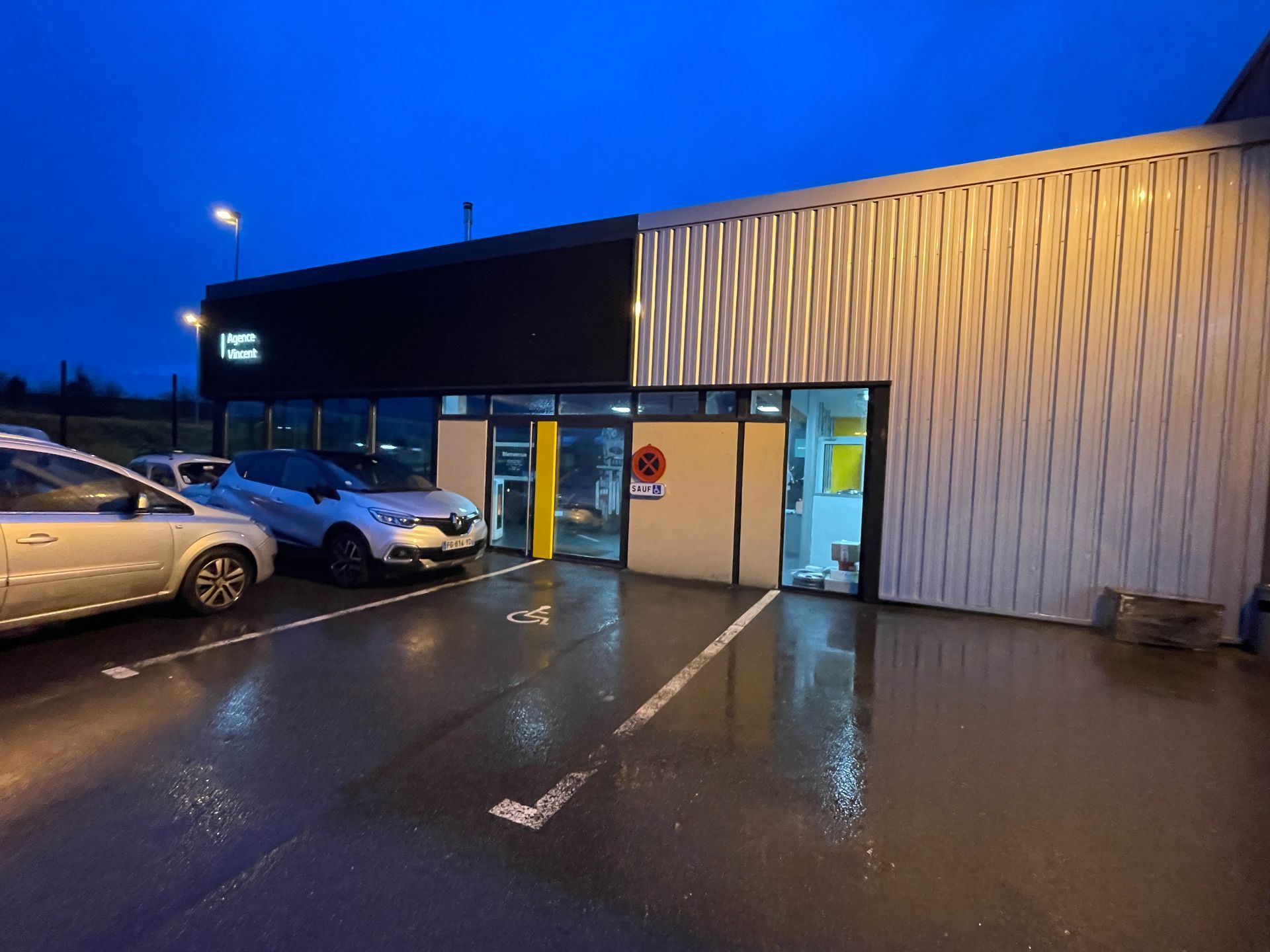 Extérieur du garage vu de nuit