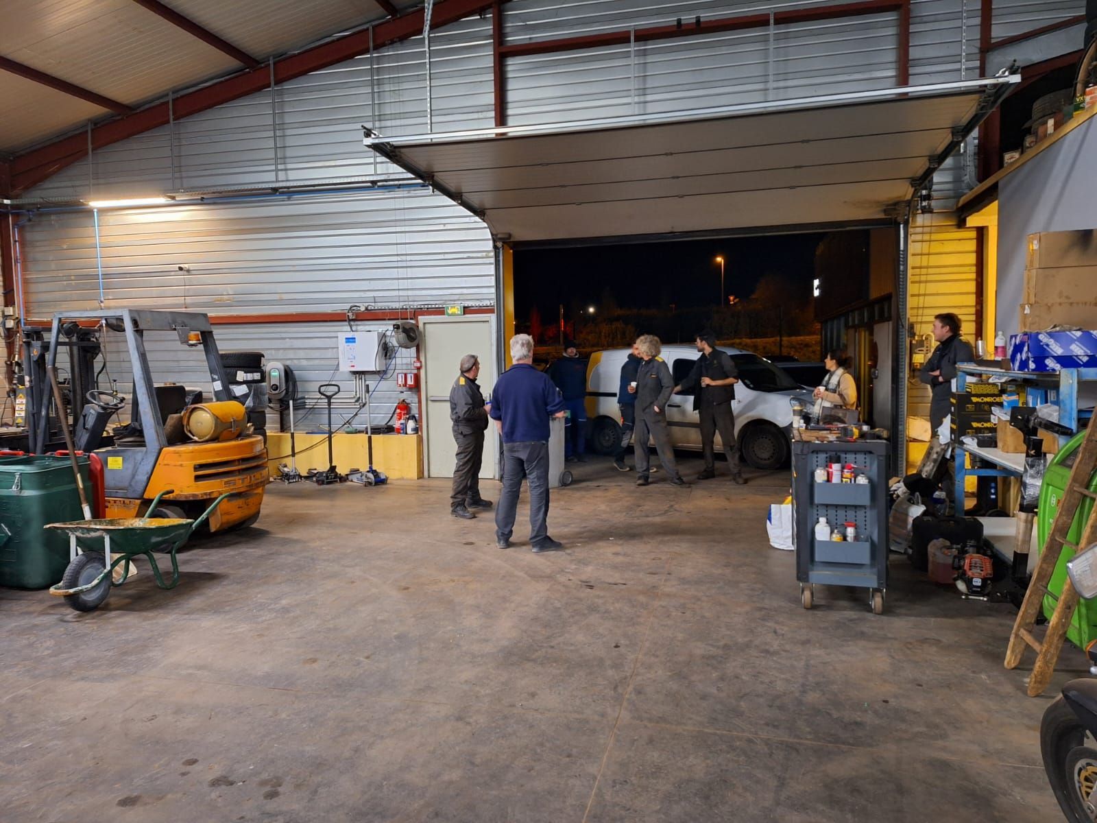 Intérieur du garage la nuit