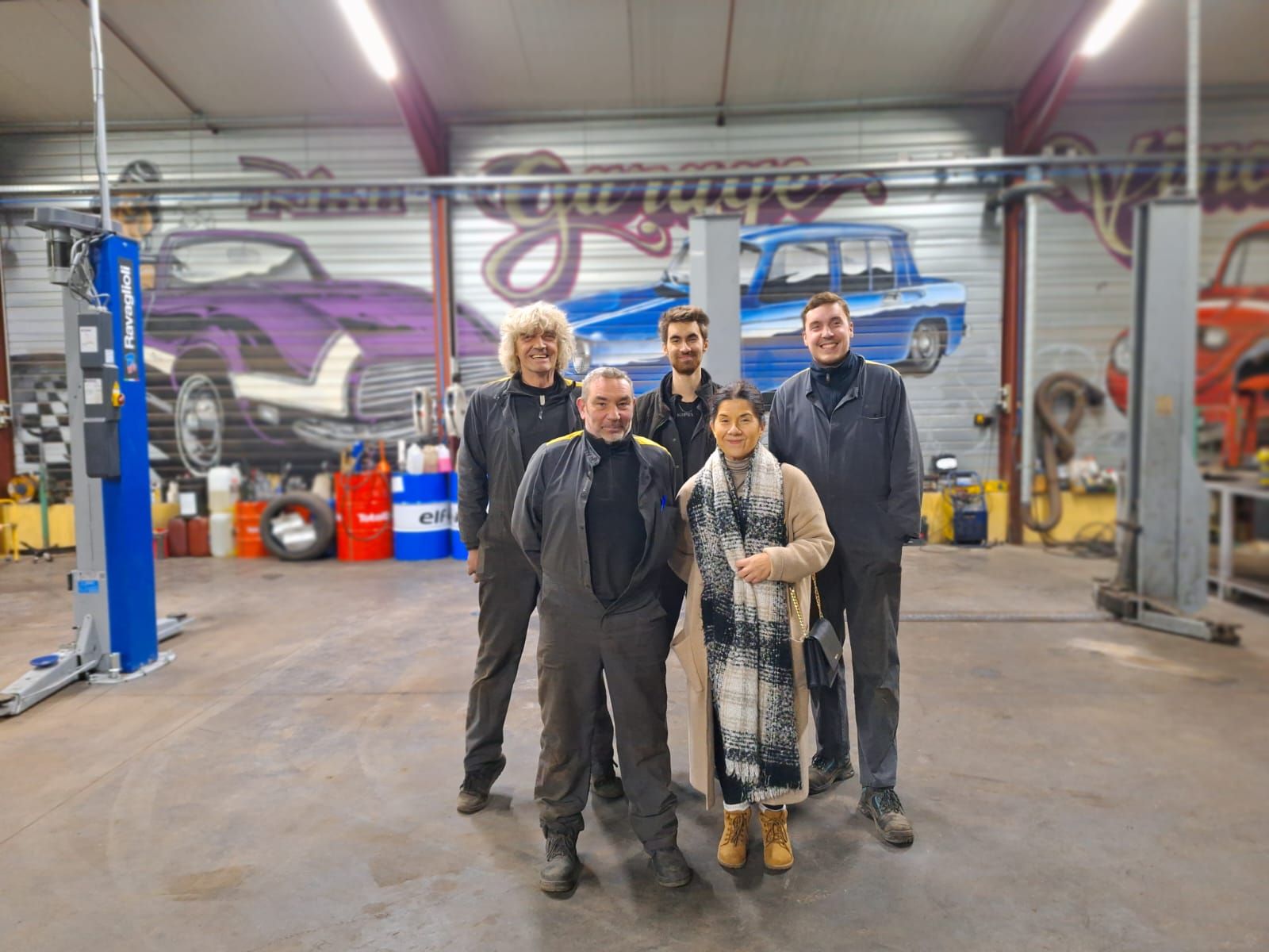 Équipe du garage à l'intérieur du garage