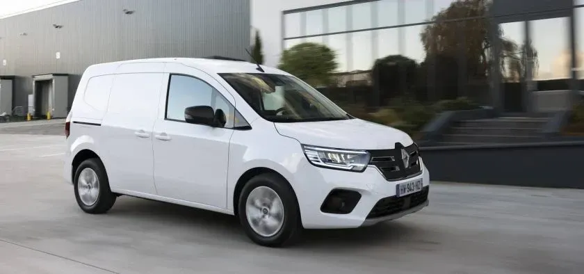 Camionnette Renault blanche