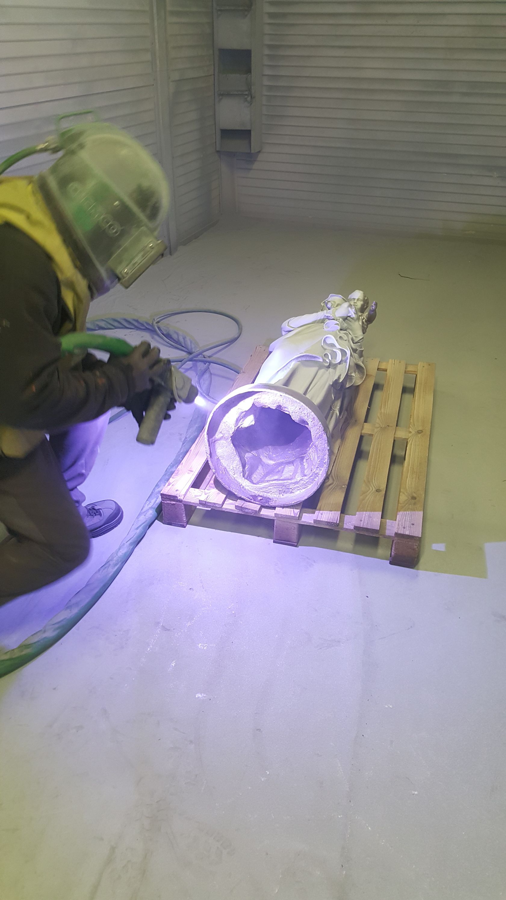 Métallisation sur statue avant travaux