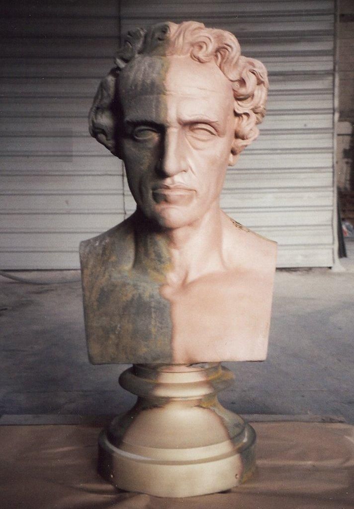 Buste en pierre en cours de restauration