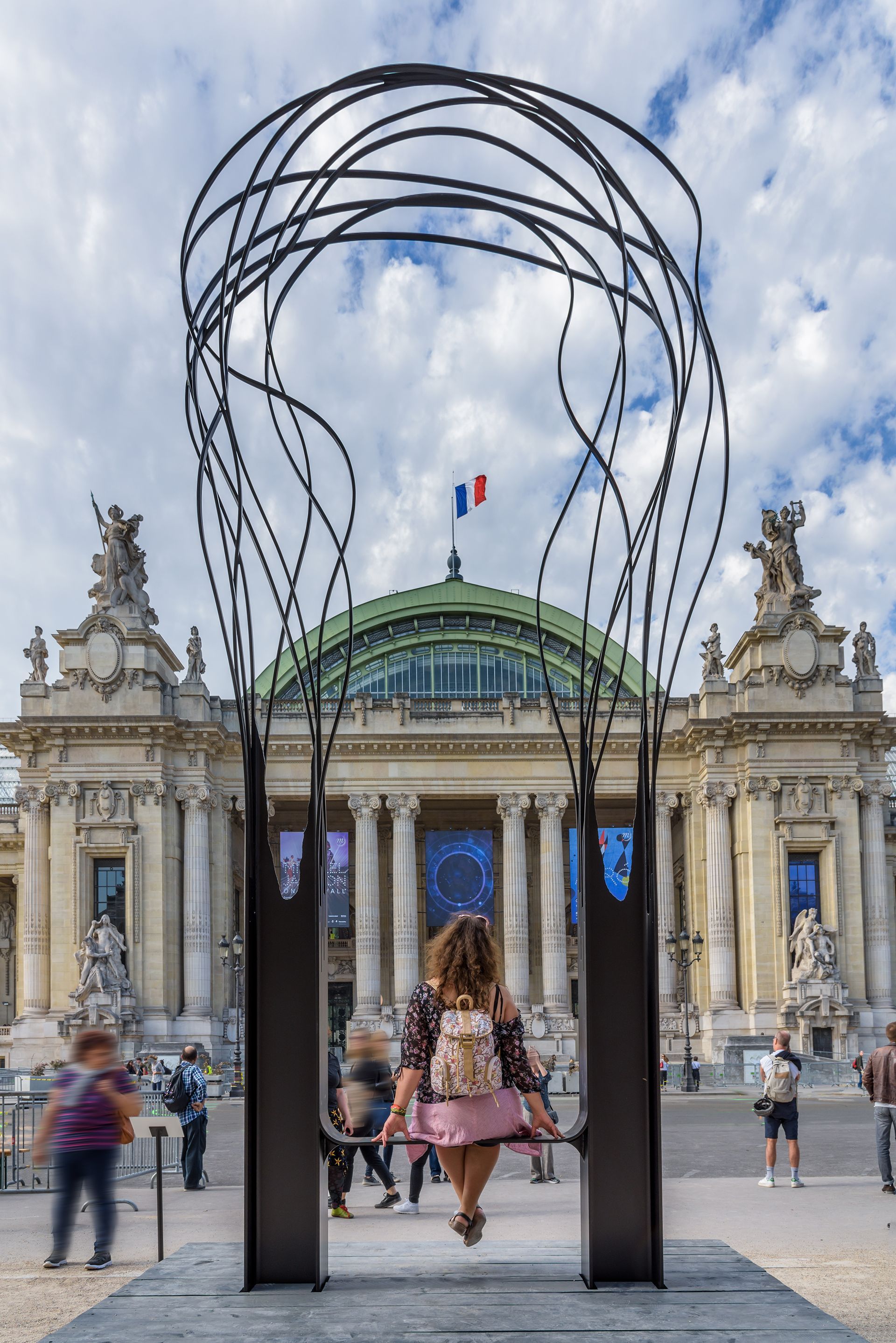 Travaux de restauration sur grille dorée, devanture de bâtiment