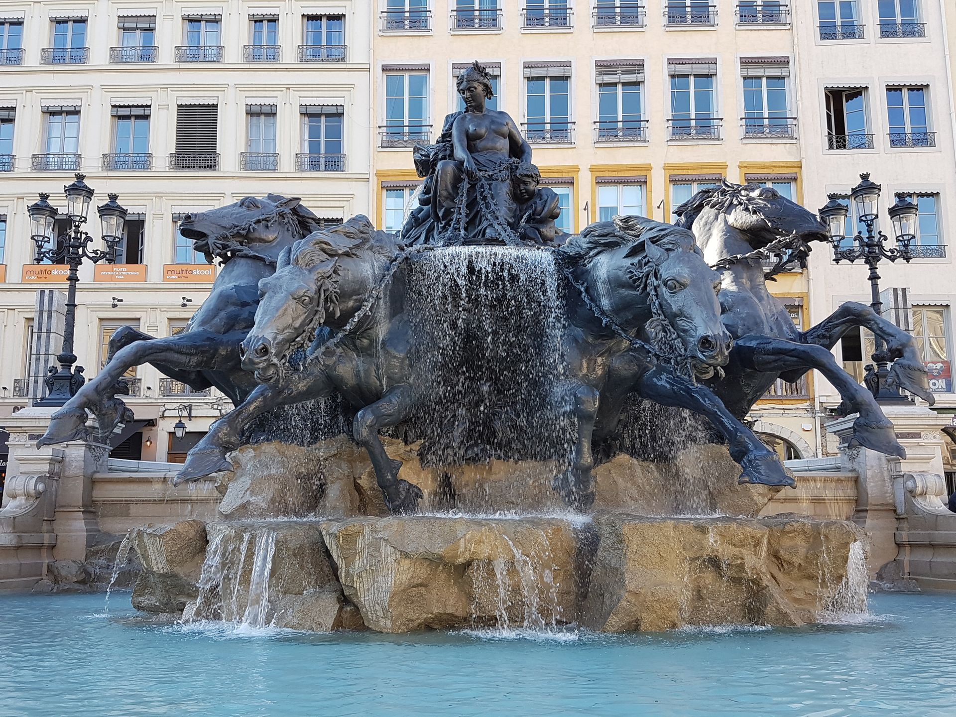 Ouvrage d'art : statues de chevaux et d'une femme en bronze