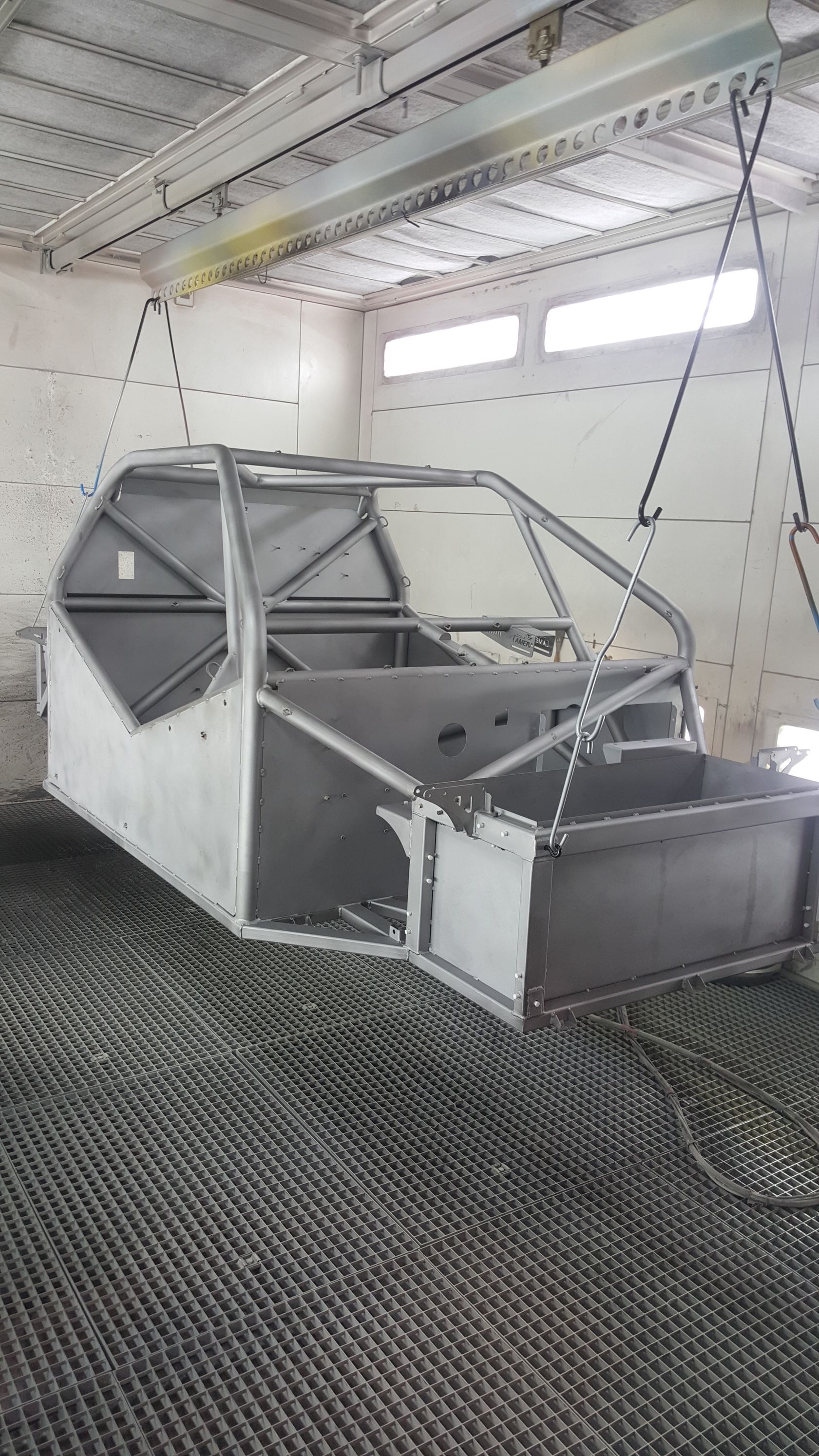 Carrosserie de voiture avant travaux de peinture époxy