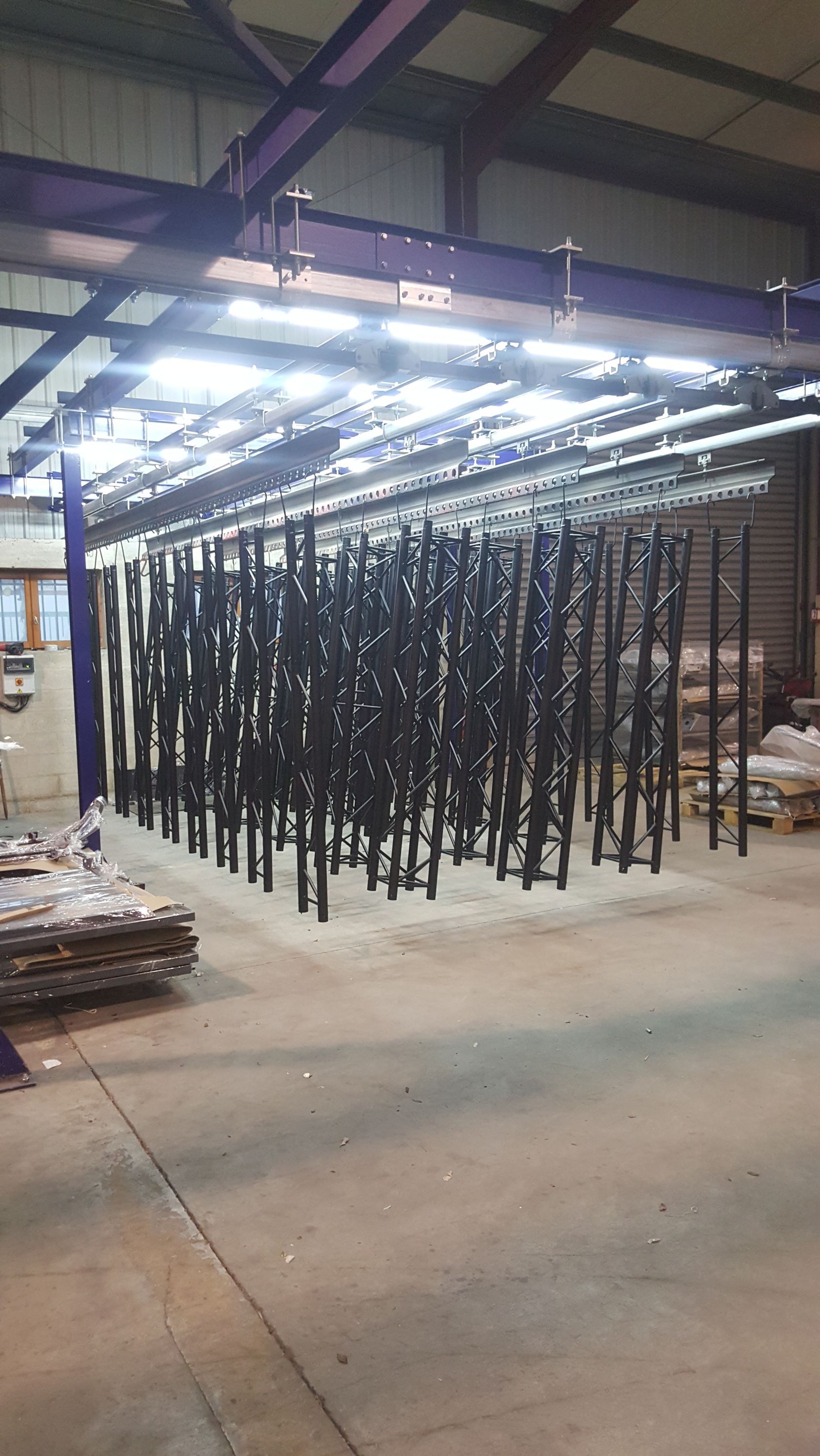 Structures peintes en noir