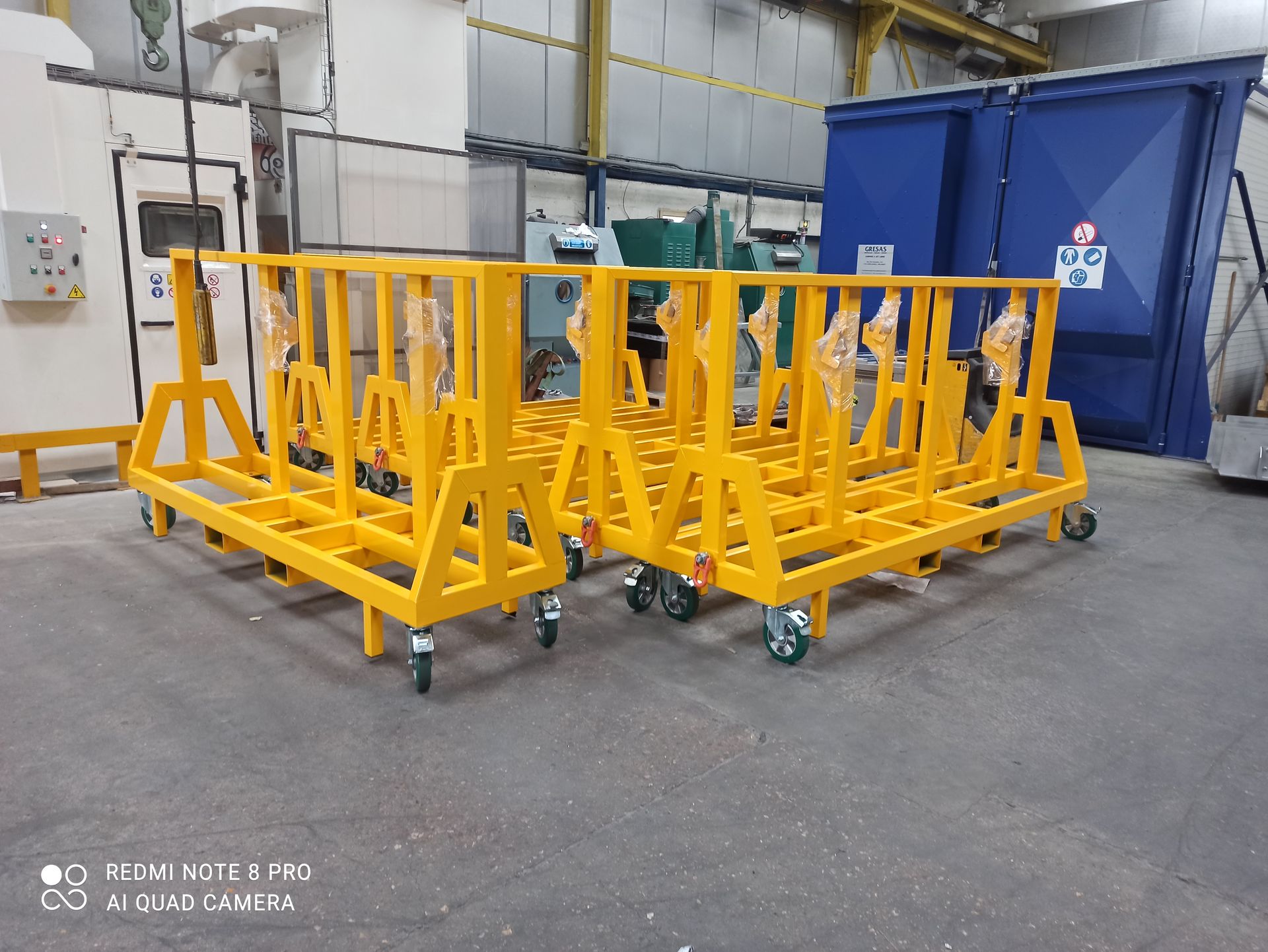 Structure en métal avec peinture époxy jaune