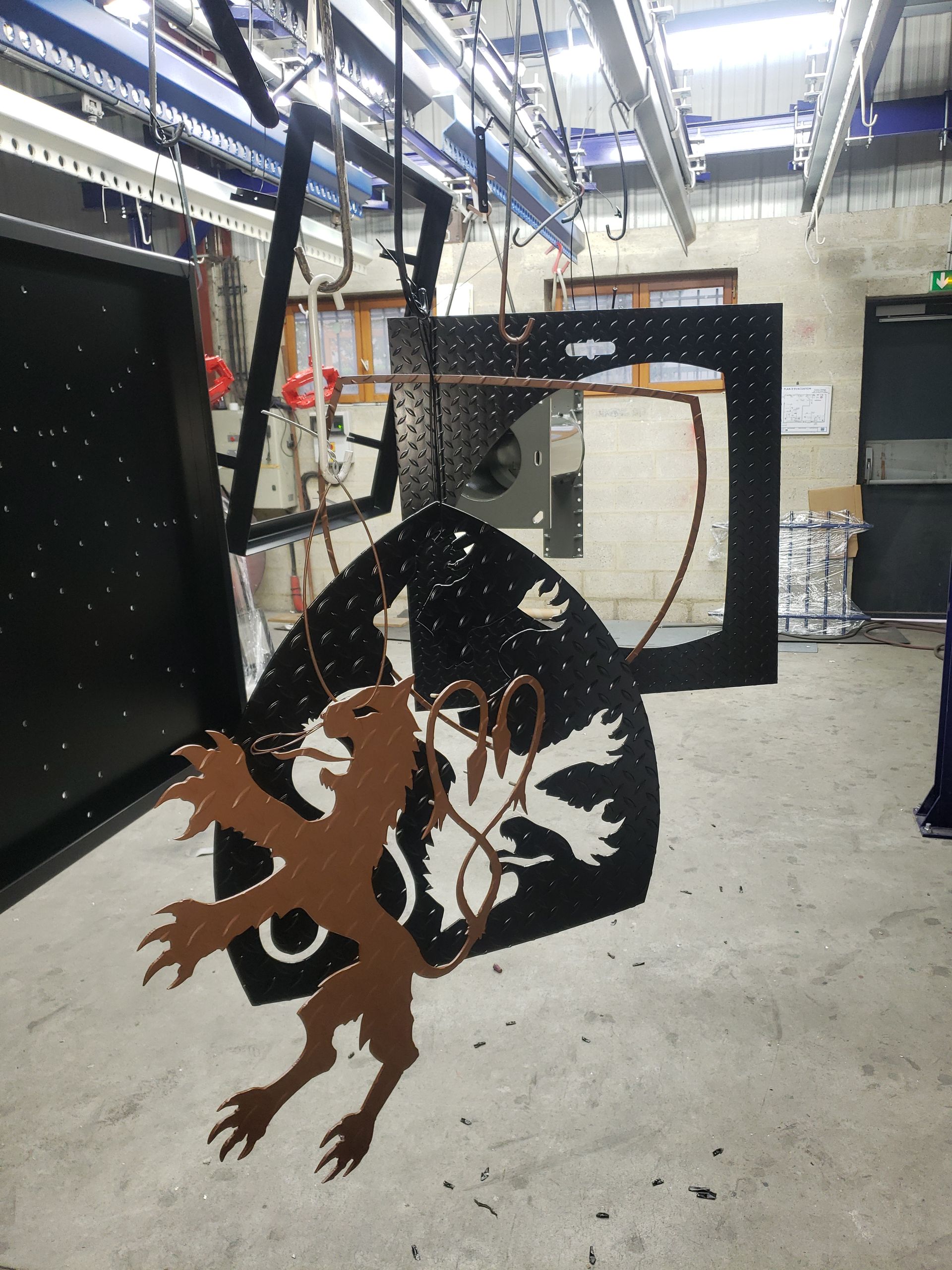 Blason sur plaque métallique avant travaux